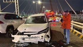 新北市三重區新北大橋18日傍晚近5時，發生一起試駕車自撞事故，21歲的李姓女子駕駛國產休旅車進行試乘，車內載有其父母以及售車業務共4人，行駛至新北環快汽車道往板橋方向3.9K處時，疑因對路況不熟，車輛失控撞上機車道改建的施工護欄，事故造成車頭嚴重損毀，但車內4人所幸均未受傷。