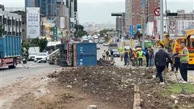 台中、沙鹿、砂石車、翻覆、送醫