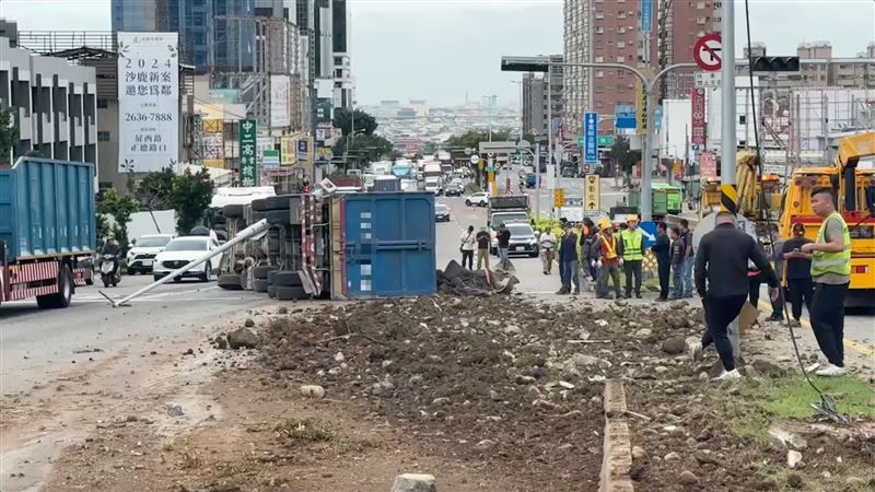 台中砂石車翻覆！連撞5車又撞斷測速門架