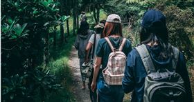 原PO表示，男友爬山幫異性朋友背包包。（示意圖／Pexels）
