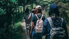 原PO表示，男友爬山幫異性朋友背包包。（示意圖／Pexels）