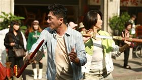 藍葦華、侯怡君在民視《好運來》中，不斷穿梭在陣頭中進行「拳武行」，相當敬業。（圖／民視提供）