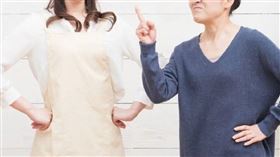 婆婆亂翻媳婦要帶回娘家的東西，媳婦忍不住回嘴後，公公還來電指責「可能有躁鬱症」。（示意圖／photoAC）