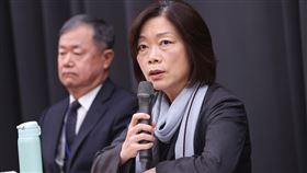 勞動部公務員輕生案  何佩珊說明（1）勞動部長何佩珊（右）19日上午在勞動部舉行記者會表示，勞動力發展署北基宜花金馬分署案，分署長謝宜容須負行政責任，調離原機關，降調為非主管職。中央社記者吳家昇攝  113年11月19日