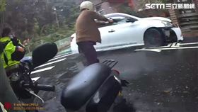 內湖分局李姓警員對輪胎連射11槍，後方同事竟擺出射擊姿勢。（圖／翻攝畫面）