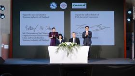 長榮航空廖至維副總經理(後排右)與泰國觀光局Thapanee Kiatphaibool局長(後排左)見證下，由長榮航空客運管理本部曾義唐協理(前排右)與泰國觀光局國際市場Pattaraanong Na Chiangmai副局長(前排左)共同簽署。（圖／長榮航空）