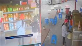 調閱監視發現2名疑似是外籍移工女子拿袋子掃走20碗泡麵，氣得廟方公布畫面。（圖／翻攝自烏林投玄德宮臉書）