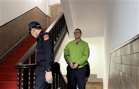 ▲毛畯珅出庭沒戴口罩，以真面貌面對媒體鏡頭。（圖／翻攝畫面）