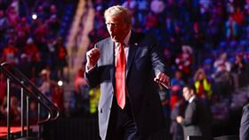 川普的招牌舞步近來掀起一股模仿熱潮。（圖／翻攝自川普臉書）