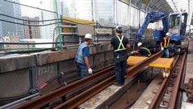 新北捷運環狀線全面趕工修復新北捷運局表示，修復中的捷運環狀線簡支梁23日復位完成，剩下連續梁的復位，預計12月23日完工，整體測試後年底通車。（新北市府捷運局提供）中央社記者黃旭昇新北傳真  113年10月23日