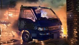 桃園小貨車迴轉與轎車碰撞，衝向民宅竄大火。（圖／翻攝畫面）