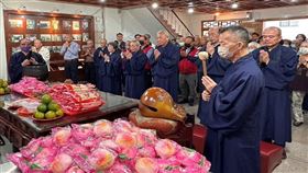 財團法人中國社會行為研究社中華崑崙道苑基金會董事長蘇慶福率道眾與民眾，為師尊劉培中祝壽，循古禮上疏焚表後，廣濟善行。 (財團法人中國社會行為研究社中華崑崙道苑基金會提供)