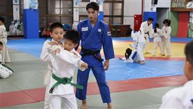 東京奧運柔道銀牌國手楊勇緯訪視台中市內埔國小柔道隊。（圖／宏道運動發展基金會提供）