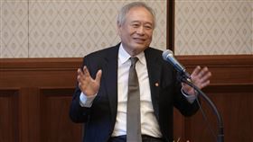 李安：我的電影有很多歸屬感和缺乏安全感導演李安獲頒「高松宮殿下紀念世界文化賞」，他18日在記者會上談及兒時看的日本電影「摩斯拉」，當場哼上一段主題曲。他說：「一方面人生需要自由，但另一方面需要歸屬一個群體，所謂的理性與感性，我的電影有很多就是歸屬感和缺乏安全感。」中央社記者楊明珠東京攝  113年11月19日