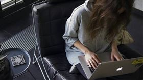 久坐 打電腦 在家辦公（示意圖／翻攝unsplash）