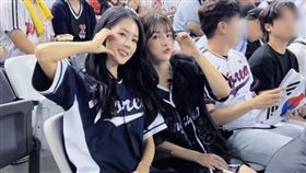 朴騏良（左）邀林岱縈（右）到大巨蛋一同觀看日韓大戰。（圖／翻攝自daiying0 IG）