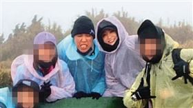 目前公開的照片中，大根（右五）與女友喬登（右四）雖然同框，但總是夾在多人裡面，顯得感情包袱頗大。（翻攝自喬登IG）

