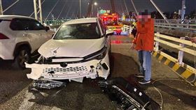 李女駕駛試乘車發生自撞，車頭全毀。（圖／翻攝畫面）