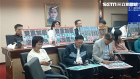 立法院內政委員會今（20）日排審國民黨立委許宇甄提案等人提案的《選罷法》修正案，民進黨團4點30分甲動，7點會議室門一開成功佔領主席台。