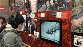 德國民眾觀看六四紀錄影像德國民眾凝神觀看天安門事件相關影像，其中包含著名的「坦克人」畫面，該影像象徵個人對抗極權的勇氣，展現1989年中國民主抗爭的重要歷史瞬間。中央社記者林尚縈柏林攝  113年11月20日