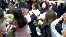 ▲立院內政委員會排審選罷法引爆藍綠衝突，包括黃捷在內的數名女立委包圍國民黨書記長林思銘（中）討說法。