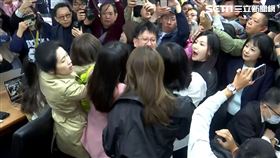 ▲立院內政委員會排審選罷法引爆藍綠衝突，包括黃捷在內的數名女立委包圍國民黨書記長林思銘（中）討說法。