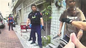 台南精神病患拒就醫持刀攻擊員警  幸無人受傷台南市警方日前獲報處理一起協助精神病患強制就醫案時，患者拒絕送醫並持刀攻擊，所幸未造成人員受傷，隨後警方以優勢警力強行壓制送醫。（讀者提供）中央社記者楊思瑞台南傳真  113年10月12日