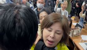 賴惠員指控，自己遭林思銘、徐巧芯架住脖子（圖／賴惠員國會辦公室提供）