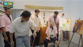 徐乃麟（左2)狠打卜學亮（右2)腳底板。（圖／好看娛樂提供）