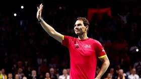 西班牙網球傳奇「蠻牛」納達爾（Rafael Nadal）在台維斯盃結束自己職業生涯最後一戰，揮手與球迷們道別。（圖／翻攝自台維斯盃官方X）