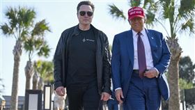 SpaceX「星艦」巨型火箭今天在最新一次測試中升空，川普親自到場與馬斯克見證過程，兩人交情進一步升溫表露無遺。（圖／美聯社／達志影像）