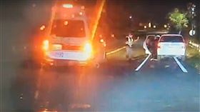 救護車,喇叭,昆蟲,耳朵,蜈蚣,婦人,員警,台東縣