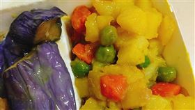 網友在爆廢公社曬出「地獄便當菜」螢光咖哩煮三色豆。（圖／翻攝自爆料公社臉書）