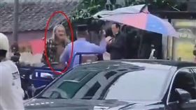 網路影片拍到廣州市西華路一家棋牌室前的老人（紅圈處）向路人及獲報趕到的警察揮刀。（圖取自x.com/whyyoutouzhele）
