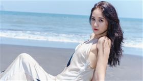 何妤玟為新書拍美照展現性感身材。（圖／禾禾文化提供）