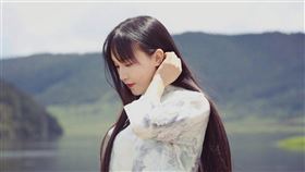 擁有大批粉絲的中國「農村網紅」李子柒（圖），捲入消費糾紛。消費者投訴在其品牌的螺螄粉中吃到美工刀片，因此受傷。（圖取自facebook.com/cnliziqi）