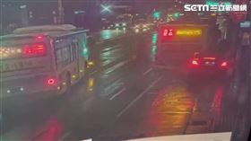 北市張男駕駛賓士車追撞停等區的公車，嚇壞不少乘客。（圖／翻攝畫面）
