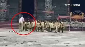 幼兒園師「粗暴扯童」　影片曝光引家長怒