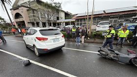 宜蘭頭城今日（20日）上午發生一起驚悚車禍事故，林姓女子（38歲）騎車行經頭濱路一段一處巷口時突然摔車倒地，一輛休旅車疑未留意車前狀況，直接從輾過林女和機車，警消人員獲報到場救援，把受困車底的女騎士救出，林女意識清醒、左腳骨折，已送往醫院急救。