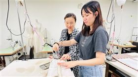 彭如瑩（右）車禍術後重生，在訓練師徐彥芬（左）的指導下考取服裝乙丙級，立志成為服裝樣品師。（圖／勞動力發展署桃竹苗分署提供）