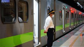 疫情影響人力難調度　台鐵停駛部分區間車受COVID-19（2019冠狀病毒疾病）本土疫情持續升溫影響，台鐵日前已宣布因人力調度不足，14日停駛94列次區間車及區間快車。圖為台鐵人員在台北車站月台執勤。中央社記者王騰毅攝  111年5月14日