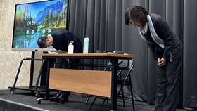 位於行政院新莊聯合辦公大樓的北分署日前被發現有人陳屍辦公室，經了解是勞發署公務人員輕生；勞動部長何佩珊（右）19日在勞動部舉行記者會，為這起事件鞠躬致歉。（圖／翻攝自勞動部臉書）