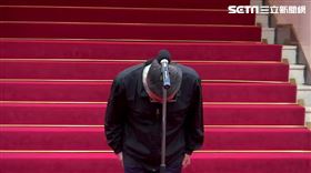 ▲勞發署公務員疑霸凌輕生，行政院長卓榮泰親上火線說明鞠躬向家屬及社會致歉。