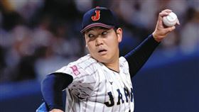 日本武士隊牛棚好手鈴木翔天(前排中著西裝者)因為左肘疼痛將離開球隊。（圖／翻攝自X）