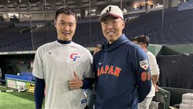 台鋼雄鷹左投陳柏清今和日本隊投手教練、也是曾擔任過雄鷹客座教練吉見一起相見歡。（圖／台鋼雄鷹提供）