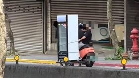 有民眾拍下，一輛機車在馬路上運冰箱。（圖／翻攝自爆料公社臉書）