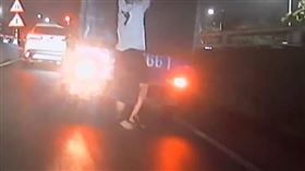 一名外籍男子不知為何整個人懸掛在小貨車後方。（圖／擷取自YouTube／WoWtchout - 地圖型行車影像分享平台）