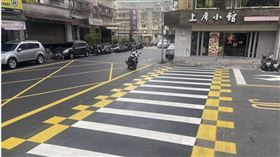 近日有台北市民在馬路上發現，在熟悉的斑馬線旁出現「整排交錯黃格」的全新標線，讓人好奇其真實用途。（圖／翻攝FB／路上觀察學院）