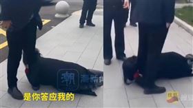 蘇江一名女子近日幫老公討要18萬元人民幣（約新台幣80萬元）的欠薪，情緒激動抱著內部人員的大腿趴地哀求。（圖／抖音）