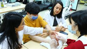 海外治療師來台實習  陽光治療師安排復健中傷友進行復健示範(陽光基金會 提供)